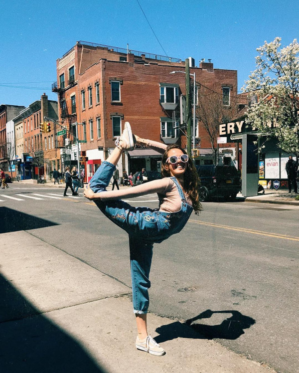 Sara Ticha - tín đồ thực hiện bộ ảnh Yoga đẹp ở thành phố New York